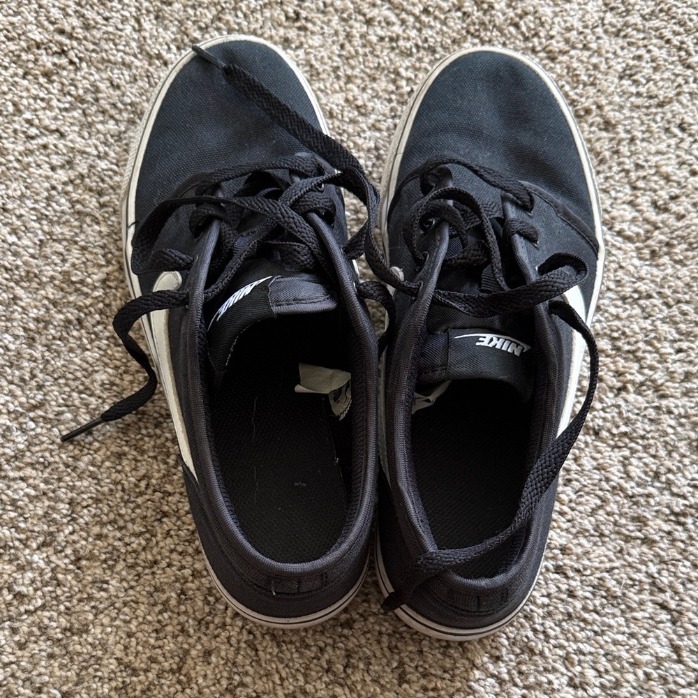 Nike Kids Black and White Sneakers - Picture 4 of 5